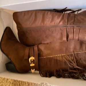 BRANDNEW BOOTS SIZE 8 IN WOMANS